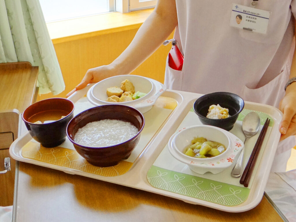 Foto da folha da bandeja de comida do hospital