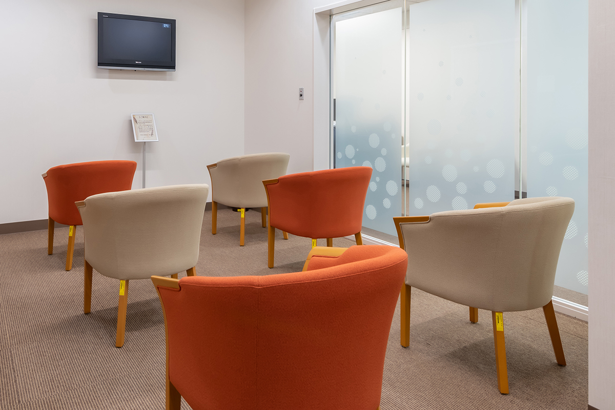 Foto de la sala de espera para exámenes de detección de cáncer de cuello uterino.